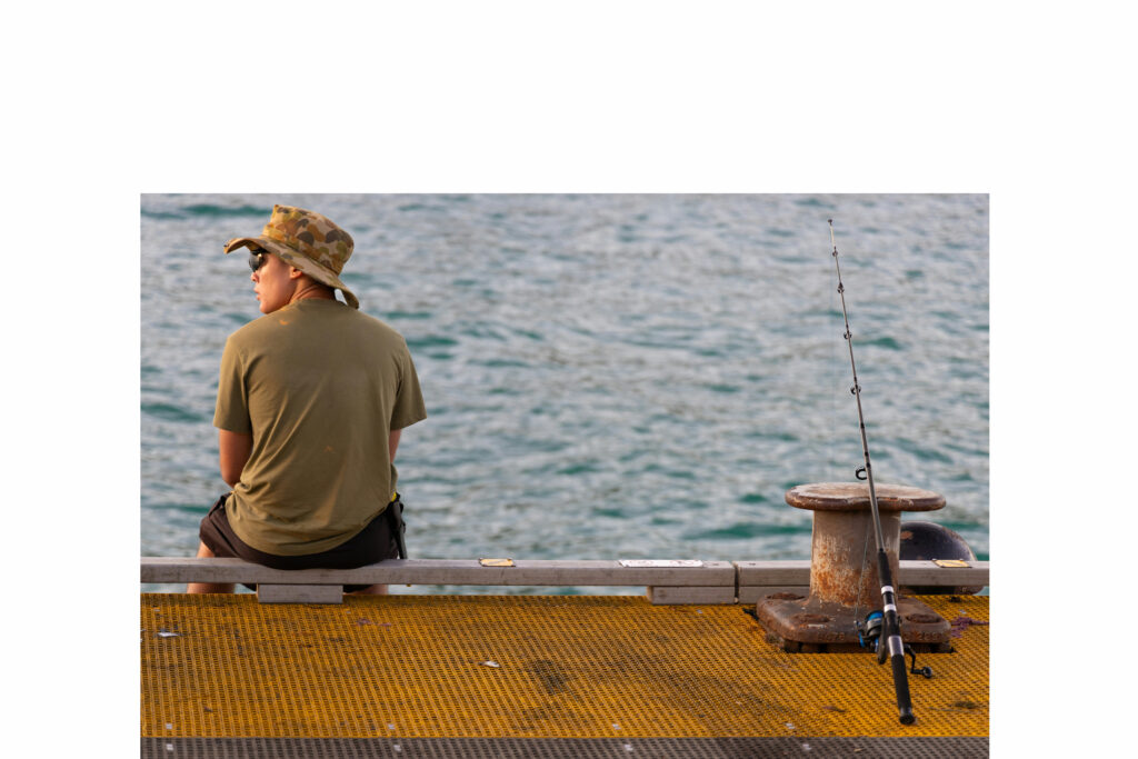 Ein Mann angelt und wartet geduldig.