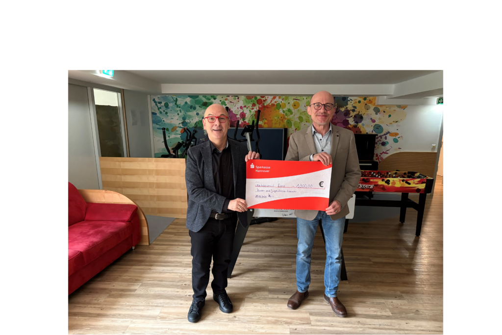 Udo Halwe übergibt einen Scheck über 1000 Euro an Heino Wolter