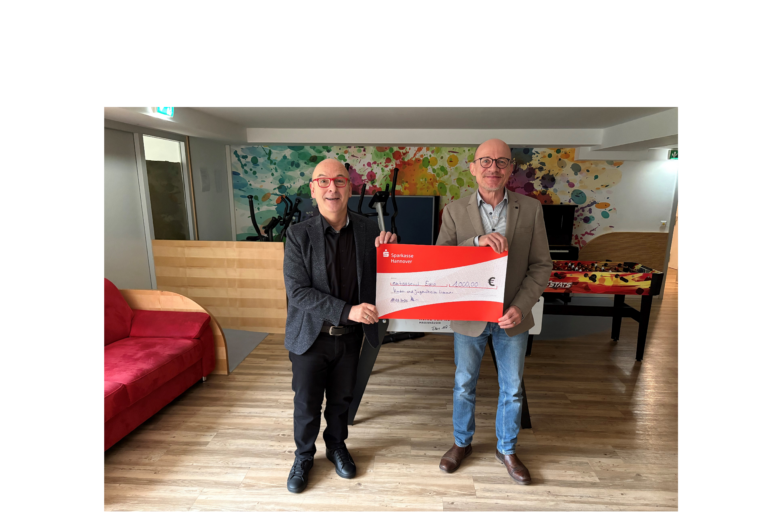 Udo Halwe übergibt einen Scheck über 1000 Euro an Heino Wolter