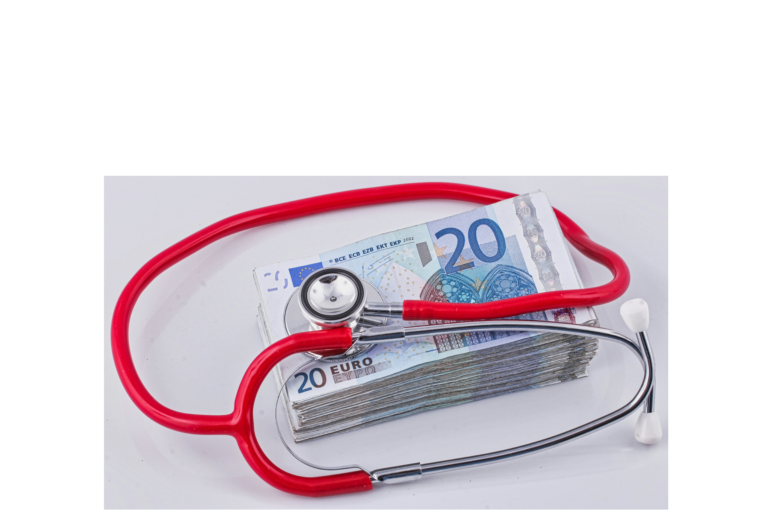ein Stethoskop liegt auf einem Geldstapel