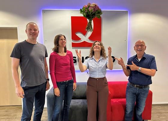Johanna Schulz mit ihren Ausbilder*innen und mit Udo Halwe